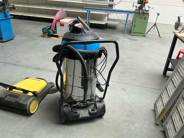 Professionele hbm bouwstofzuiger, borstelmachine kärcher en hoge druk reiniger karomat. - afbeelding 6 van  7