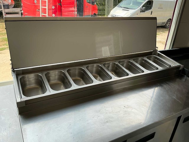 Professionele houtgestookte pizza-foodtruck - afbeelding 6 van  18