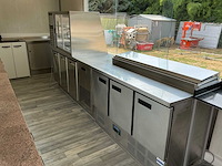 Professionele houtgestookte pizza-foodtruck - afbeelding 18 van  18