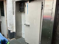 Professionele inloopkoelcel ca. 190 x 240 cm met koelinstallatie en rekken - afbeelding 1 van  7