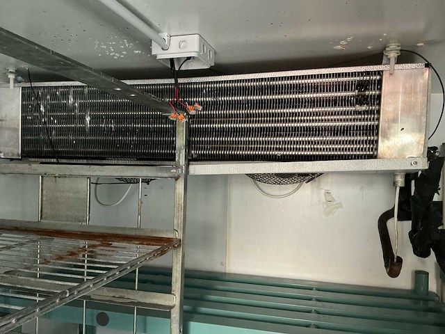 Professionele inloopkoelcel ca. 190 x 240 cm met koelinstallatie en rekken - afbeelding 5 van  7