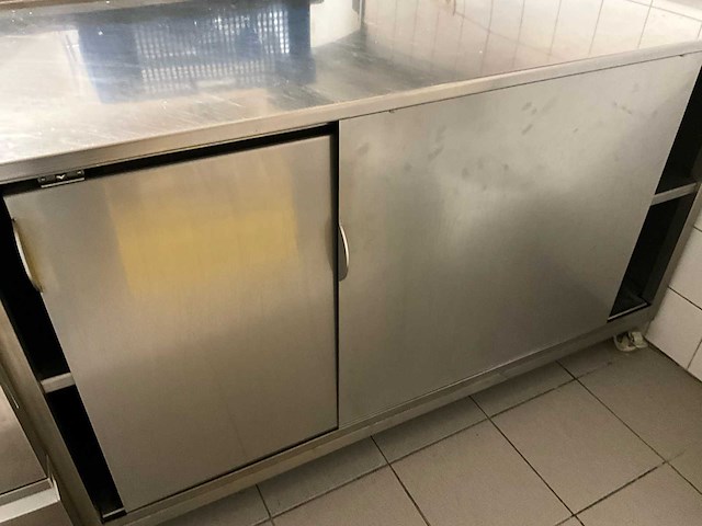 Professionele inox horeca-inrichting: werktafel, verrijdbare tafel, wandrek (3x) - afbeelding 10 van  18