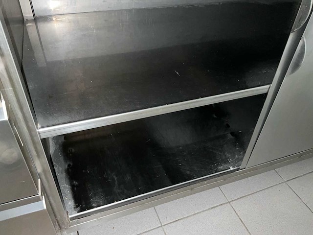 Professionele inox horeca-inrichting: werktafel, verrijdbare tafel, wandrek (3x) - afbeelding 12 van  18