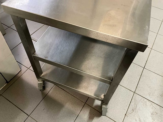 Professionele inox horeca-inrichting: werktafel, verrijdbare tafel, wandrek (3x) - afbeelding 16 van  18