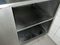 Professionele inox horeca-inrichting: werktafel, verrijdbare tafel, wandrek (3x) - afbeelding 2 van  17
