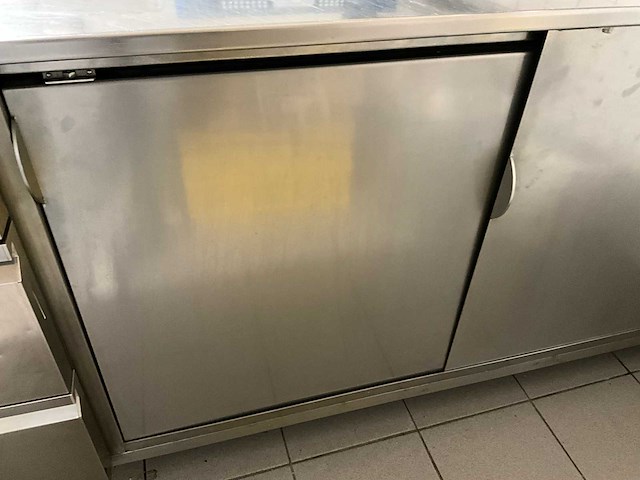 Professionele inox horeca-inrichting: werktafel, verrijdbare tafel, wandrek (3x) - afbeelding 4 van  17