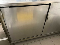 Professionele inox horeca-inrichting: werktafel, verrijdbare tafel, wandrek (3x) - afbeelding 4 van  17
