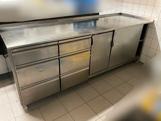 Professionele inox horeca-inrichting: werktafel, verrijdbare tafel, wandrek (3x) - afbeelding 1 van  17