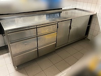 Professionele inox horeca-inrichting: werktafel, verrijdbare tafel, wandrek (3x) - afbeelding 1 van  17