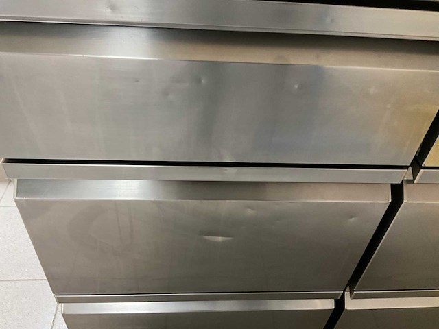 Professionele inox horeca-inrichting: werktafel, verrijdbare tafel, wandrek (3x) - afbeelding 15 van  17