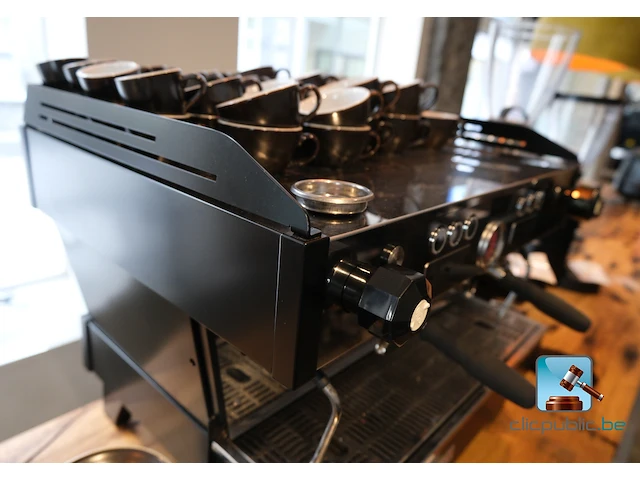 Professionele koffiemachine met kopjes - afbeelding 2 van  12