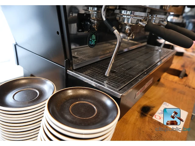 Professionele koffiemachine met kopjes - afbeelding 3 van  12