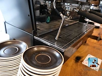 Professionele koffiemachine met kopjes - afbeelding 3 van  12
