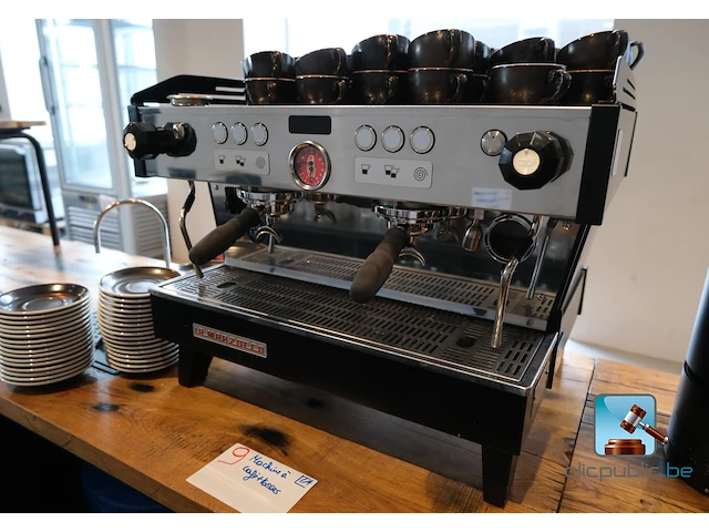 Professionele koffiemachine met kopjes - afbeelding 1 van  12