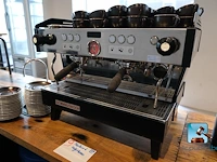Professionele koffiemachine met kopjes