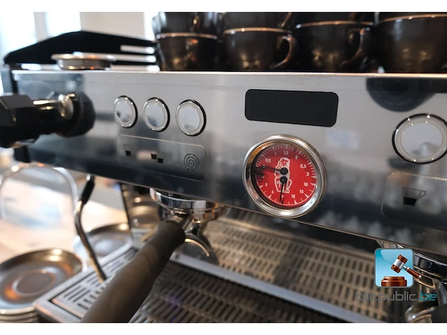 Professionele koffiemachine met kopjes - afbeelding 6 van  12