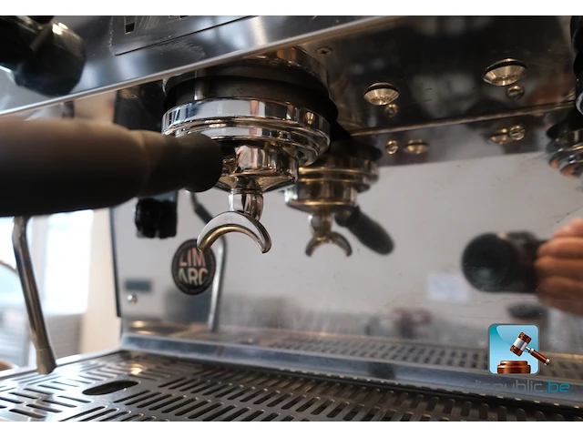 Professionele koffiemachine met kopjes - afbeelding 7 van  12