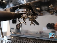 Professionele koffiemachine met kopjes - afbeelding 7 van  12
