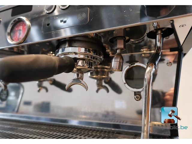 Professionele koffiemachine met kopjes - afbeelding 8 van  12
