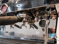 Professionele koffiemachine met kopjes - afbeelding 8 van  12