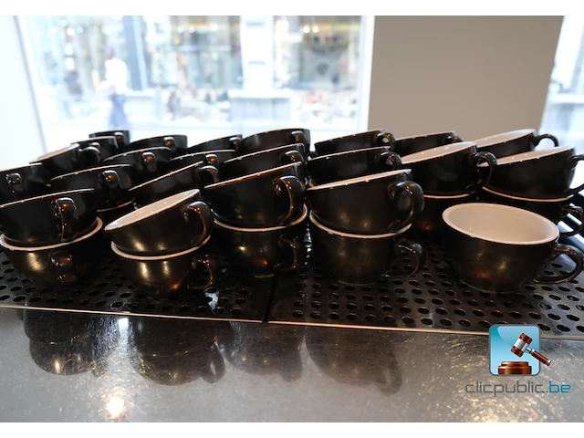 Professionele koffiemachine met kopjes - afbeelding 9 van  12