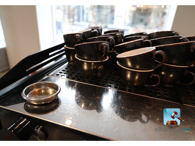 Professionele koffiemachine met kopjes - afbeelding 10 van  12
