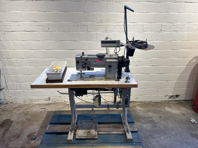 Professionele naaimachine durkopp adler - afbeelding 1 van  5