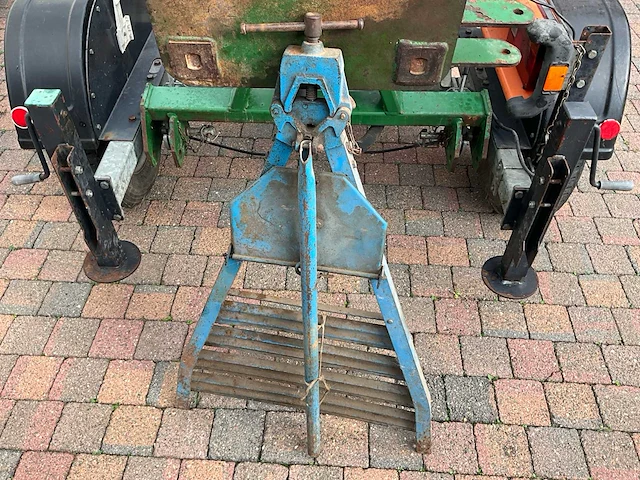 Professionele pijpklem / pijpbankschroef op metalen werkstandaard - afbeelding 1 van  1