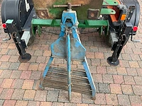 Professionele pijpklem / pijpbankschroef op metalen werkstandaard