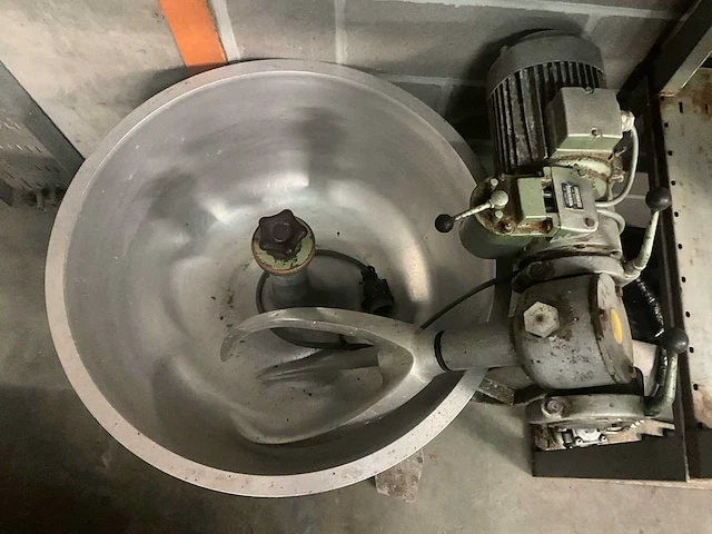 Professionele vleesmixer/knedder – grote kom – 380 v driefasige professionele vleesmixer/kneder – grote kom – 380 v driefasig - afbeelding 2 van  6