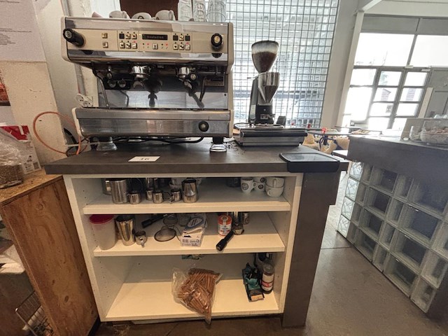 Proffesioneel koffieapparaat dalla corte evolution + koffiemolen mazzer luigi - afbeelding 1 van  9