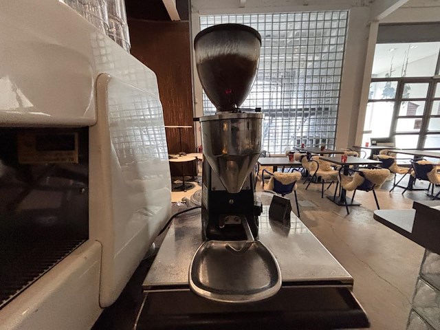 Proffesioneel koffieapparaat dalla corte evolution + koffiemolen mazzer luigi - afbeelding 6 van  9