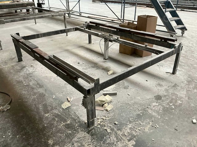 Profiel stalen werktafel met pneumatische hefunit - afbeelding 1 van  5