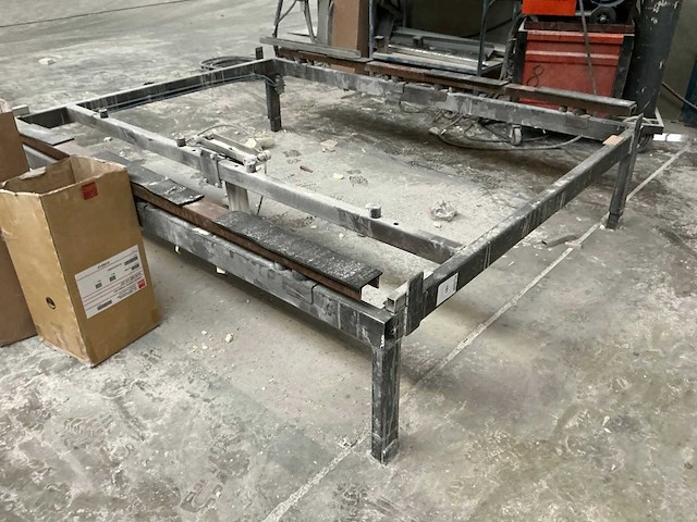 Profiel stalen werktafel met pneumatische hefunit - afbeelding 3 van  5