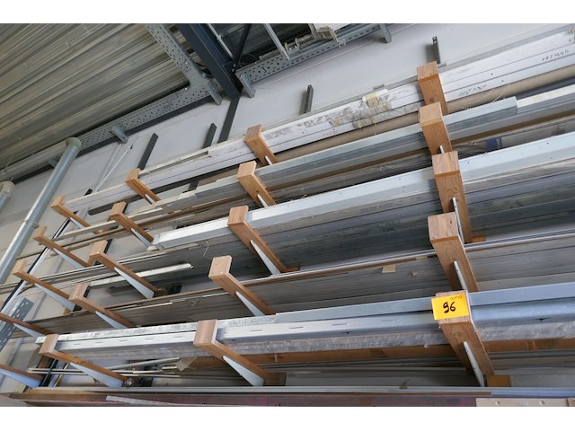 Profielen en stud + houten rek - afbeelding 1 van  3