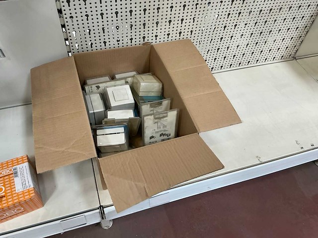 Profile/abb/legrand stekkers, fittings en toebehoren - afbeelding 18 van  27