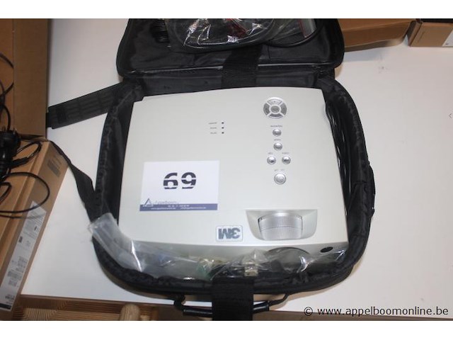 Projector, 3m, x50, 100-240v~, 50/60hz, 2.7a/1.3a, werking niet gekend - afbeelding 1 van  2