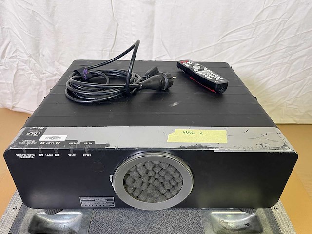 Projector panasonic pt-dz6710e - needs service - afbeelding 1 van  7