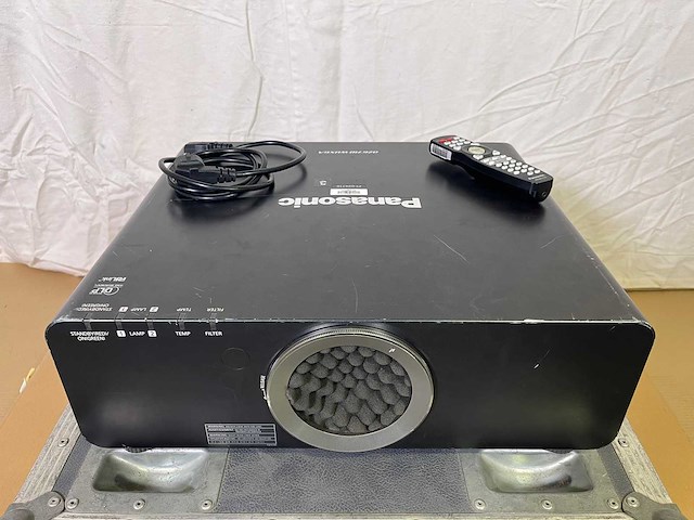 Projector panasonic pt-dz6710e - needs service - afbeelding 1 van  7