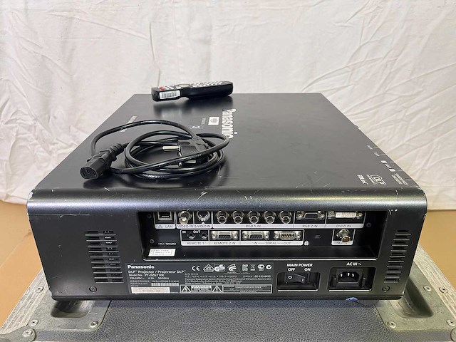 Projector panasonic pt-dz6710e - needs service - afbeelding 2 van  7