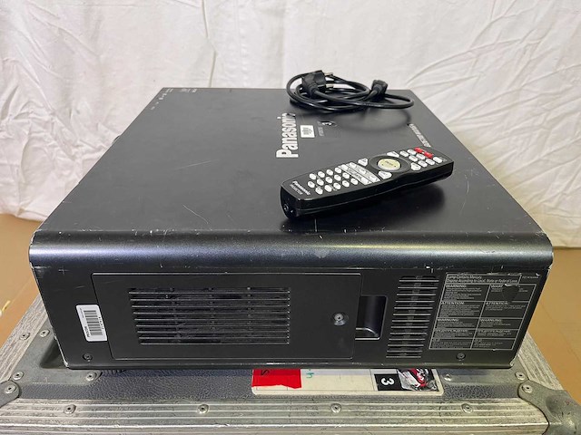 Projector panasonic pt-dz6710e - needs service - afbeelding 4 van  7