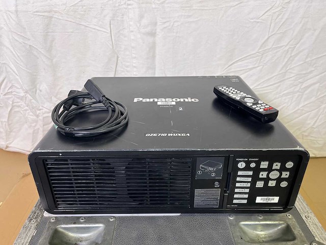 Projector panasonic pt-dz6710e - needs service - afbeelding 3 van  7