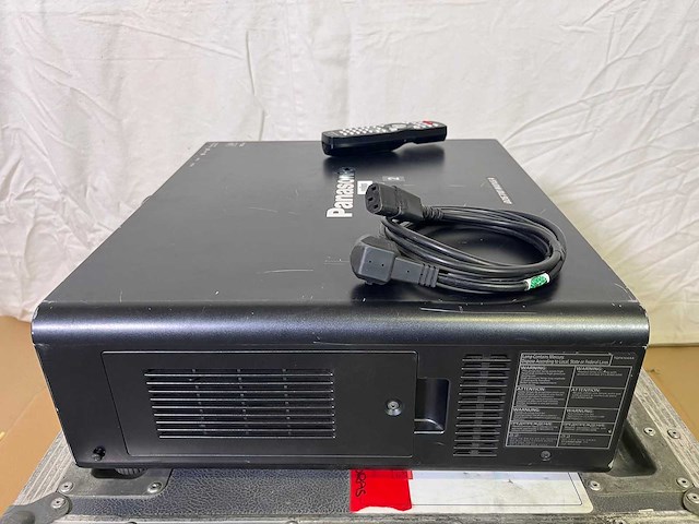 Projector panasonic pt-dz6710e - needs service - afbeelding 4 van  7