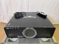 Projector panasonic pt-dz6710e - needs service - afbeelding 1 van  7
