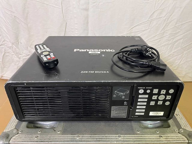 Projector panasonic pt-dz6710e - needs service - afbeelding 3 van  7