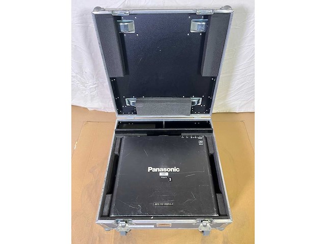 Projector panasonic pt-dz6710e - needs service - afbeelding 5 van  7