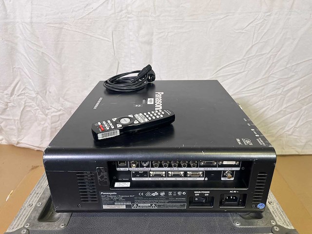 Projector panasonic pt-dz6710e - needs service - afbeelding 2 van  7