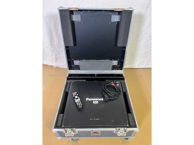 Projector panasonic pt-dz6710e - afbeelding 5 van  6