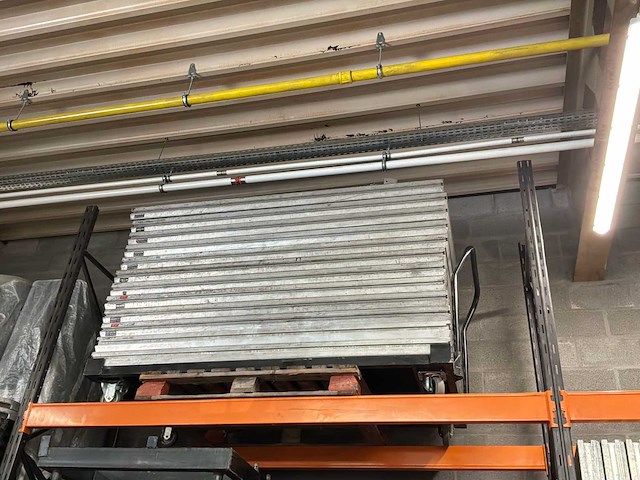 Prolyte stage - 2x1m podium - afbeelding 1 van  5