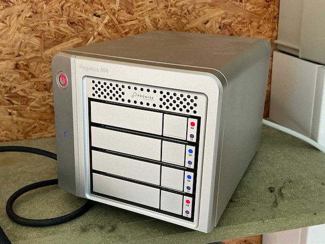 Promise pegasus m4 externe harde schijf - afbeelding 1 van  2